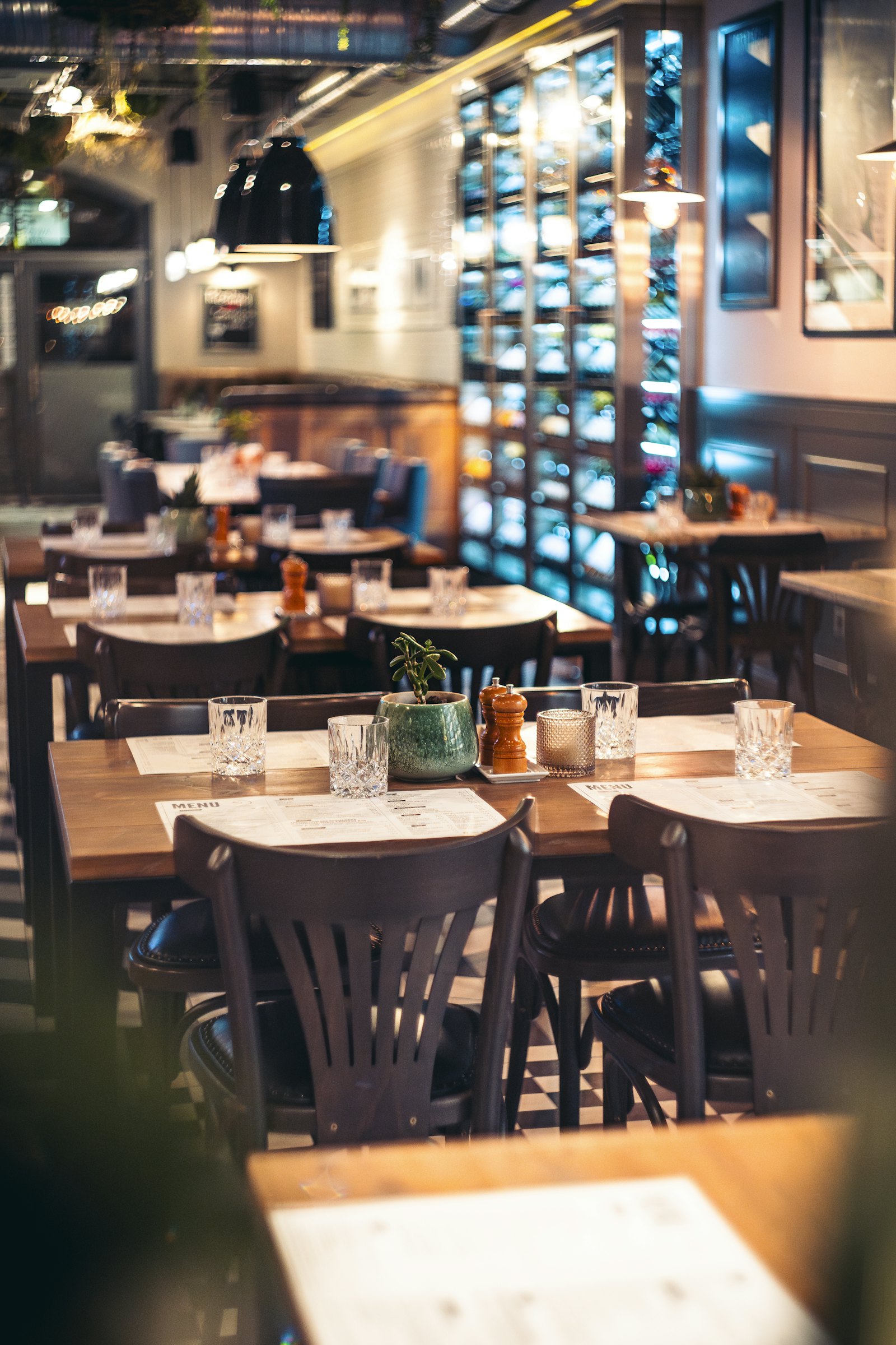 Wnętrze bistro z drewnianymi stołami